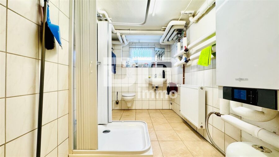 Umfangreich saniertes Ein- bis Zweifamilienhaus in idyllischer Ortsrandlage - KG Heizungskeller / Dusche